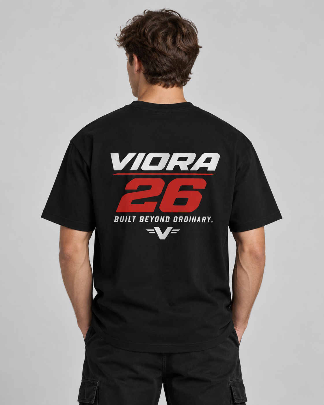 VIORA D26 IDENT TEE – modelbillede ryg med VIORA 26 print