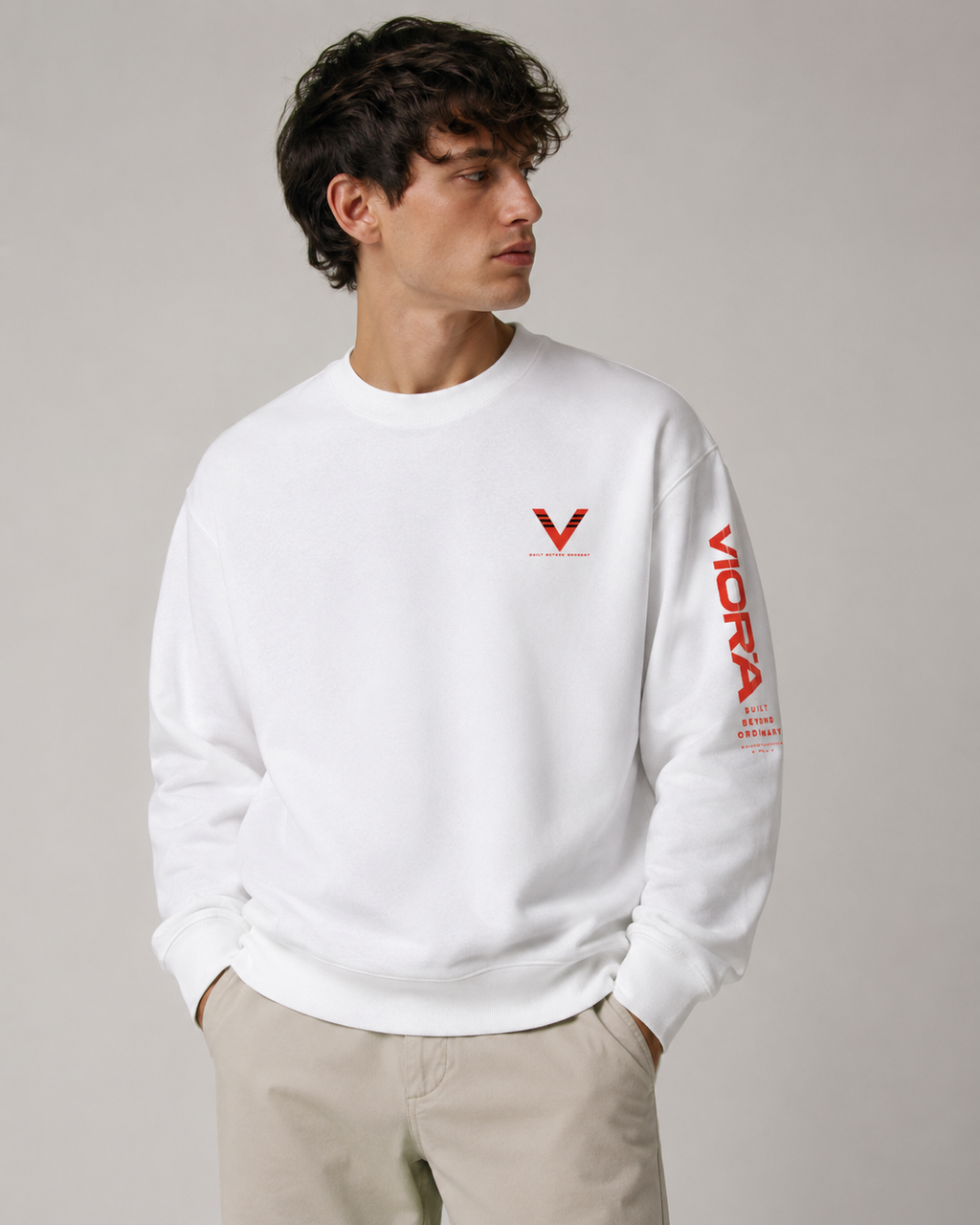 VIORA 26 DISTRICT Crewneck med rødt ærmeprint