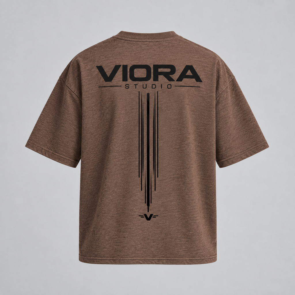 VIORA DISTRICT 26 SYSTEM TEE – Brown – ryg med VIORA STUDIO og lodrette linjer