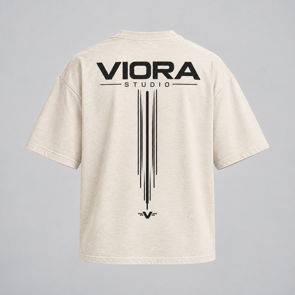VIORA DISTRICT 26 SYSTEM TEE – Ecru – ryg med VIORA STUDIO og lodrette linjer