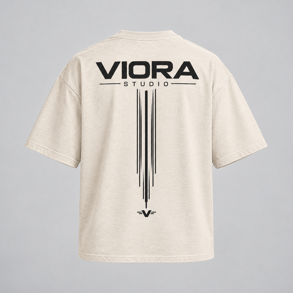 VIORA DISTRICT 26 SYSTEM TEE – Ecru – ryg med VIORA STUDIO og lodrette linjer