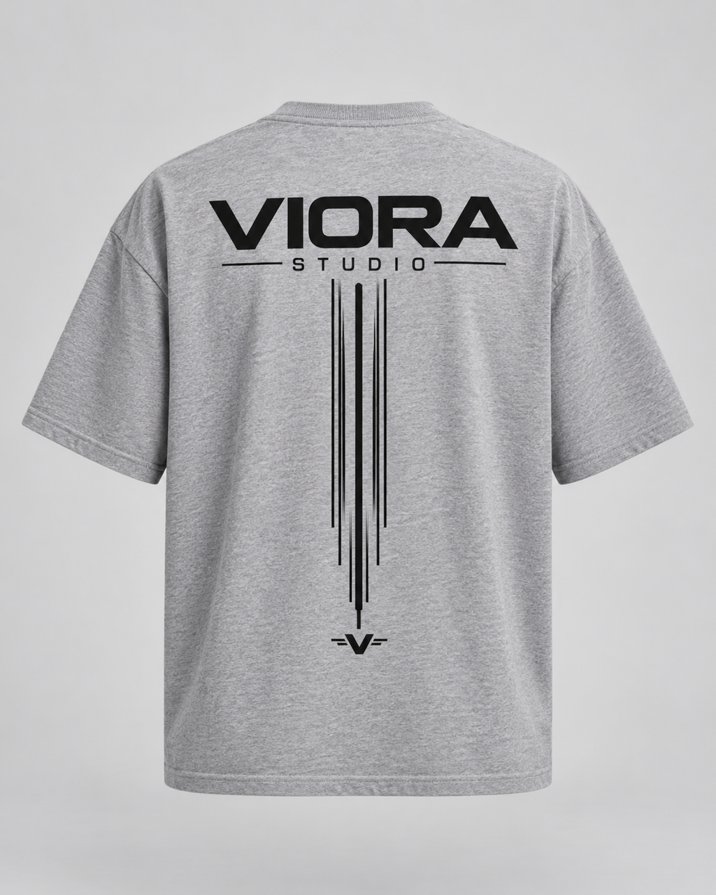 VIORA DISTRICT 26 SYSTEM TEE – Oxford Grey – ryg med VIORA STUDIO og lodrette linjer