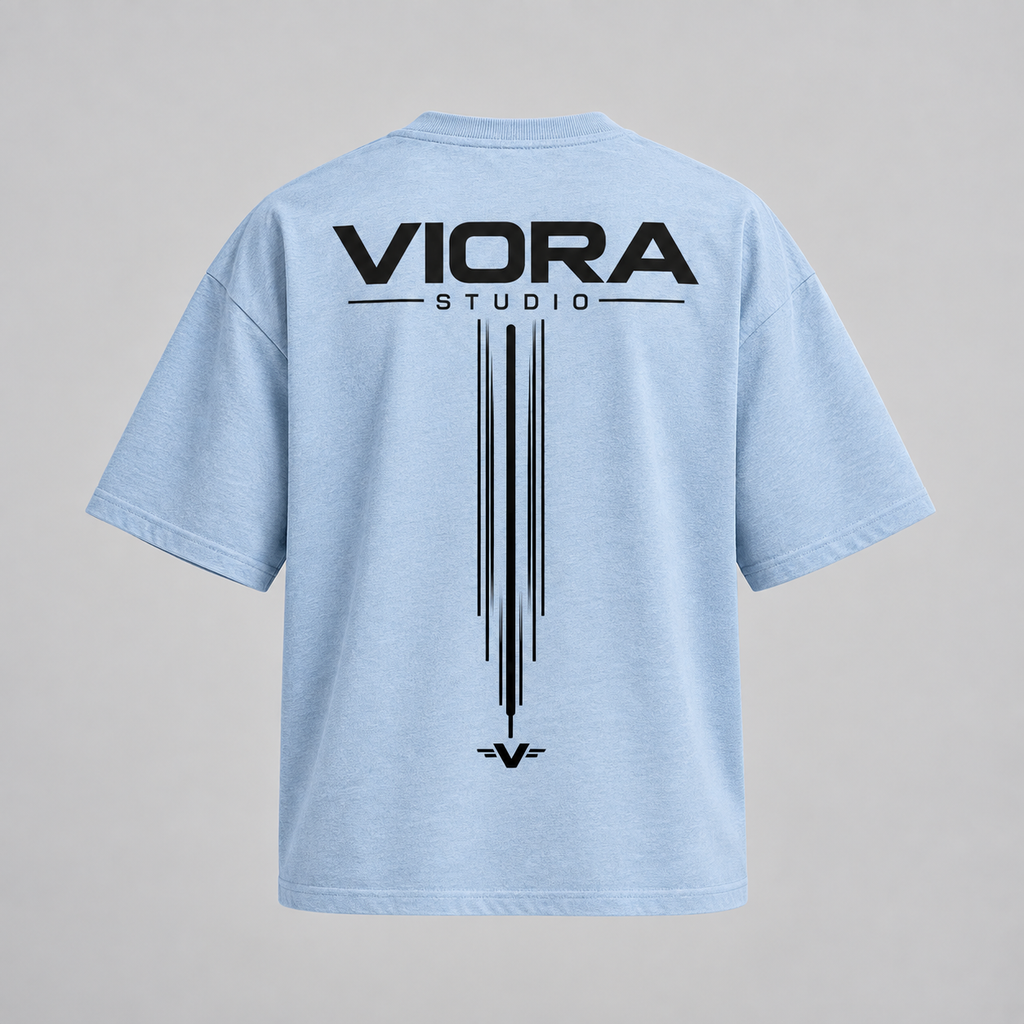 VIORA DISTRICT 26 SYSTEM TEE – Sky Blue – ryg med VIORA STUDIO og lodrette linjer