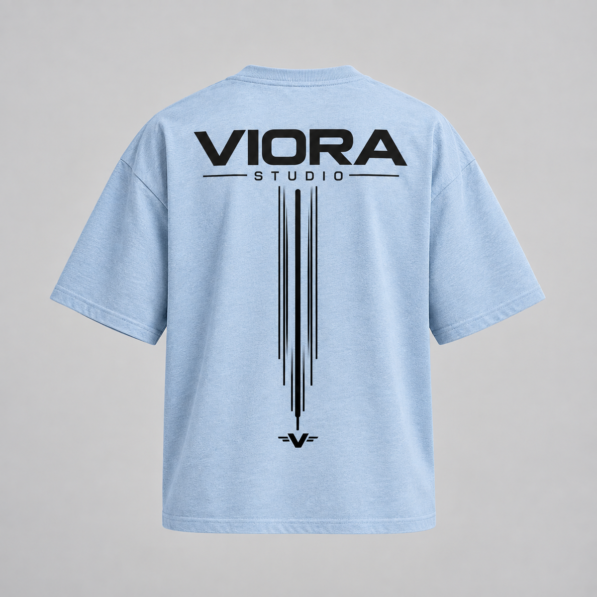 VIORA DISTRICT 26 SYSTEM TEE – Sky Blue – ryg med VIORA STUDIO og lodrette linjer