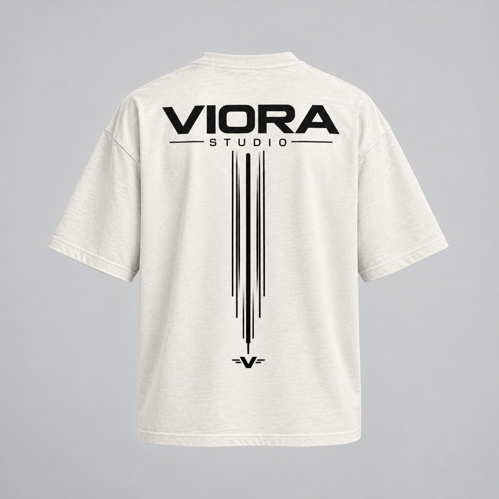 VIORA DISTRICT 26 SYSTEM TEE – White – ryg med VIORA STUDIO og lodrette linjer