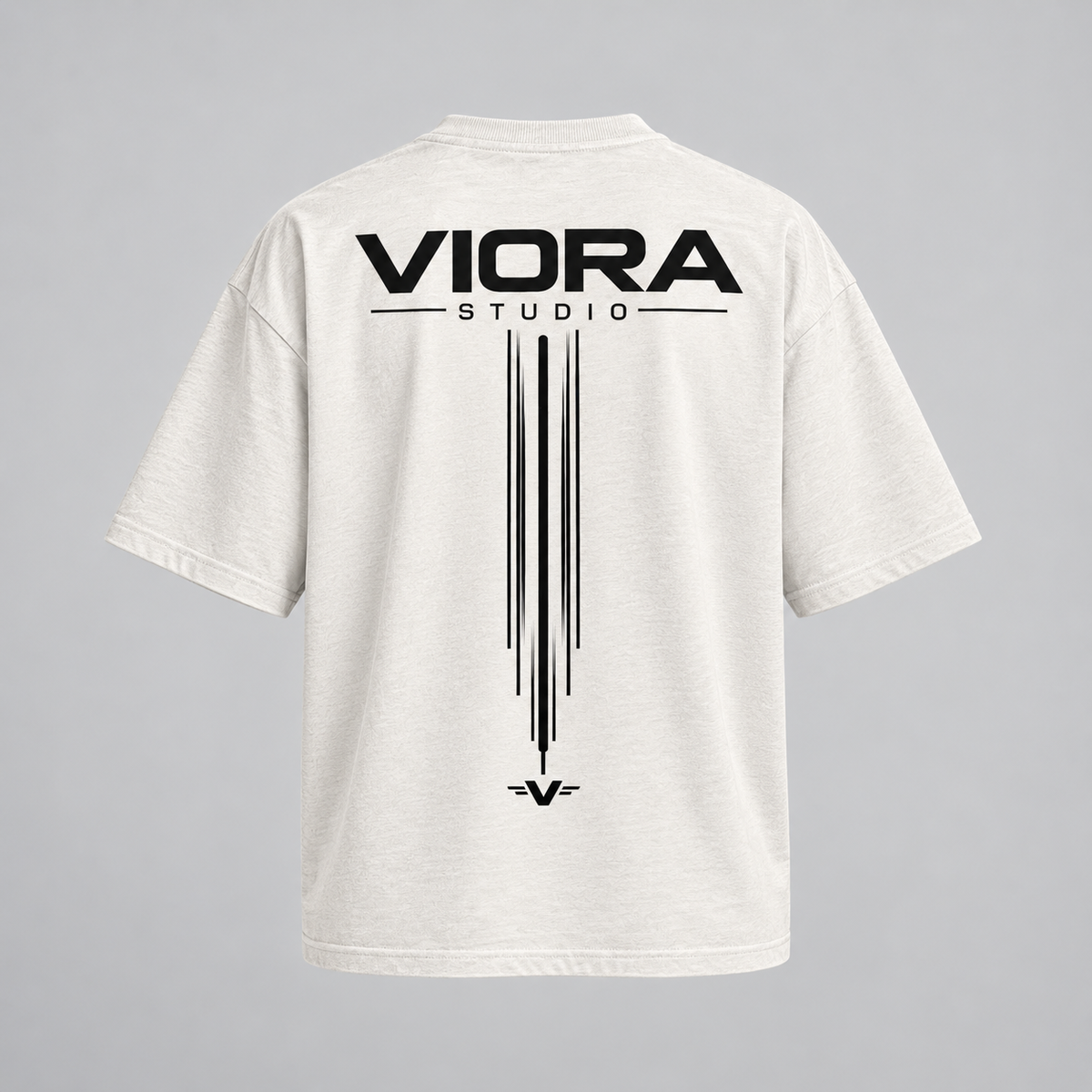 VIORA DISTRICT 26 SYSTEM TEE – White – ryg med VIORA STUDIO og lodrette linjer